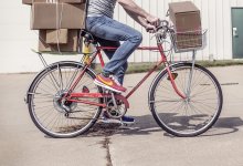 vélo chargé de cartons de déménagement
