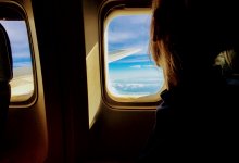 jeune femme regardant hublot avion