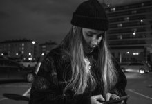 jeune femme tenant un smartphone pour passer un appel