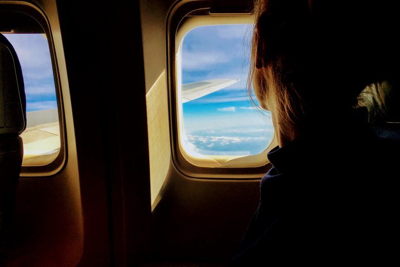 jeune femme regardant hublot avion