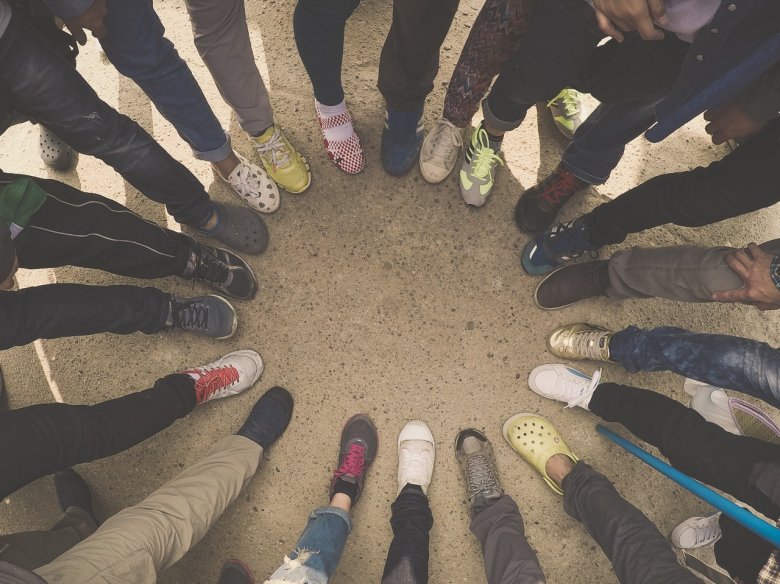 jeunes debout en rond chaussures