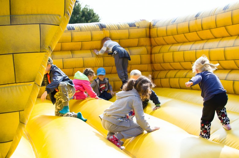 Des enfants jouent dans une structure gonflable