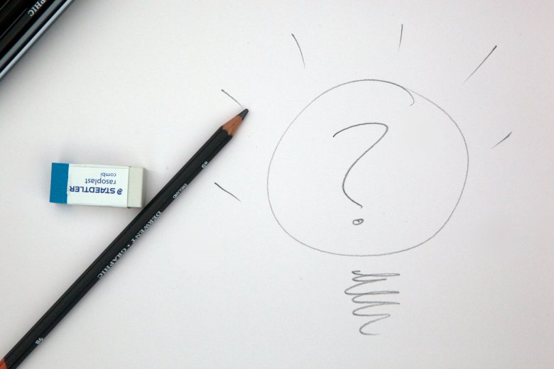 Une feuille blanche sur laquelle est dessiné un point d'interrogation au crayon de papier