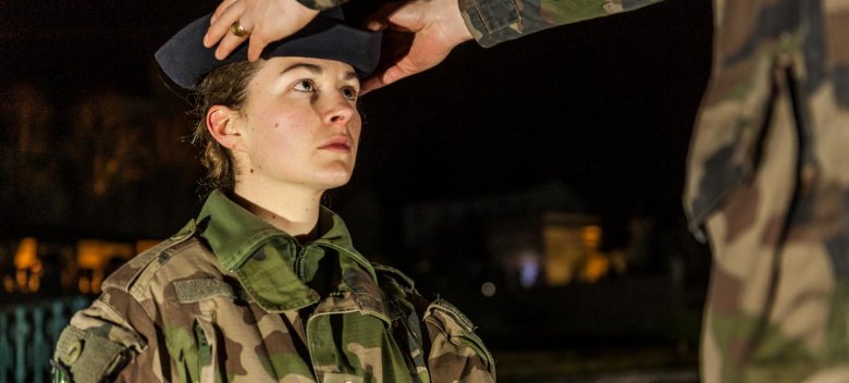 Une jeune femme à l'armée